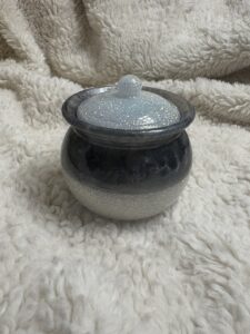 Gray/White Pot with Lit