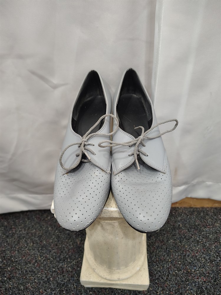 Tie up pumps with textured toe, Grey, size 8
